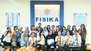 Peningkatan Kompetensi Mahasiswa Fisika melalui Kegiatan Public Speaking